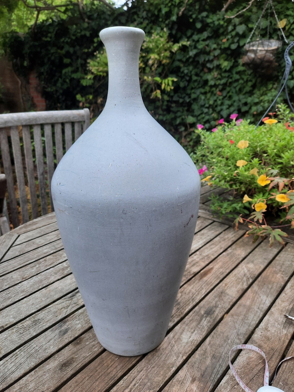 Grote grijze vaas met smalle hals, 48 cm, Ophalen of Verzenden, Zo goed als nieuw, Grijs
