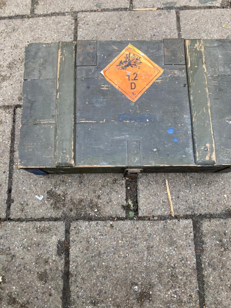 Twee munitie kisten, Ophalen, Landmacht, Nederland