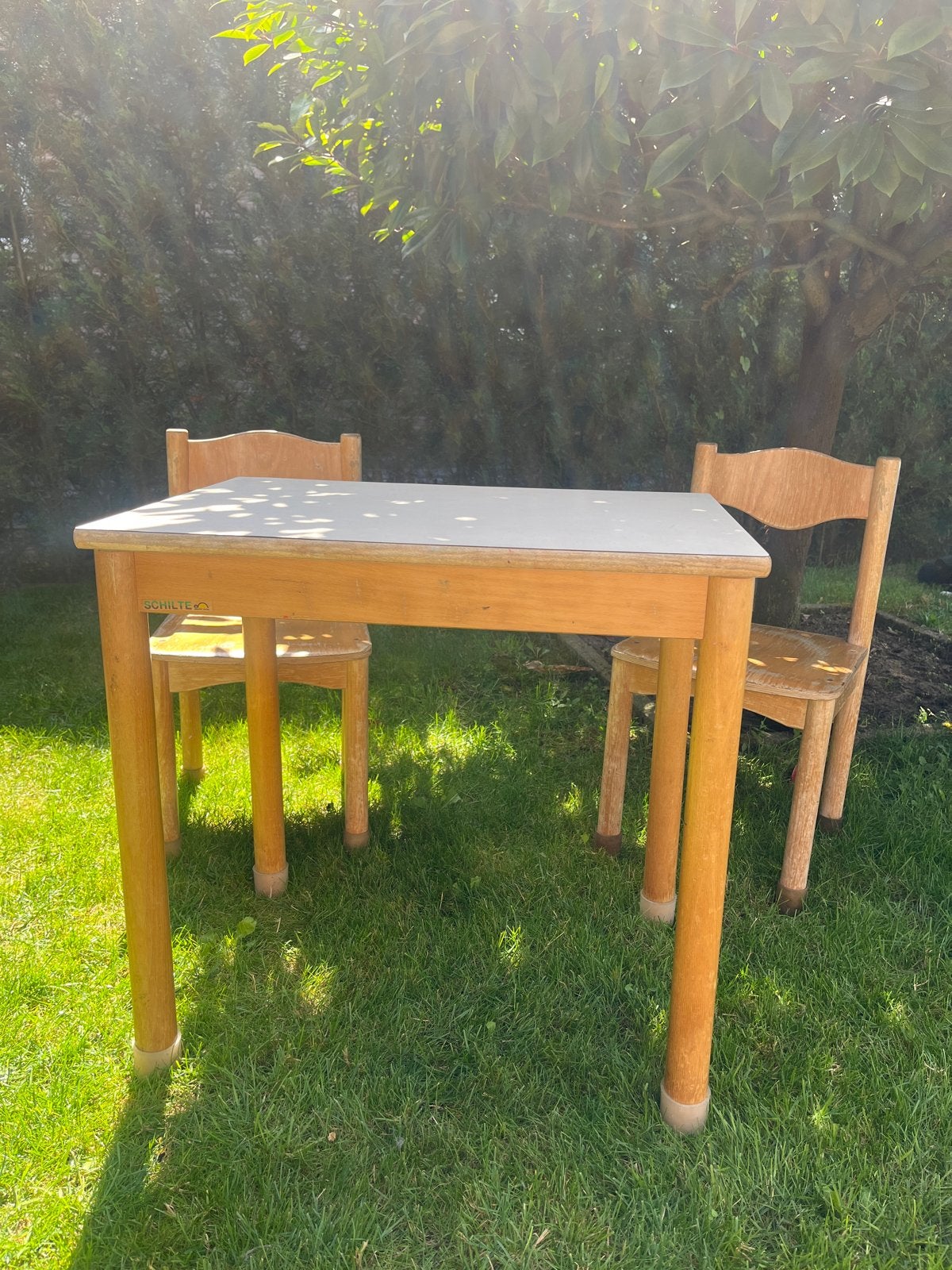 Houten kindertafel met twee stoeltjes, Kinderen en Baby's, Kinderkamer | Tafels en Stoelen, Ophalen, Gebruikt, Tafel(s) en Stoel(en)