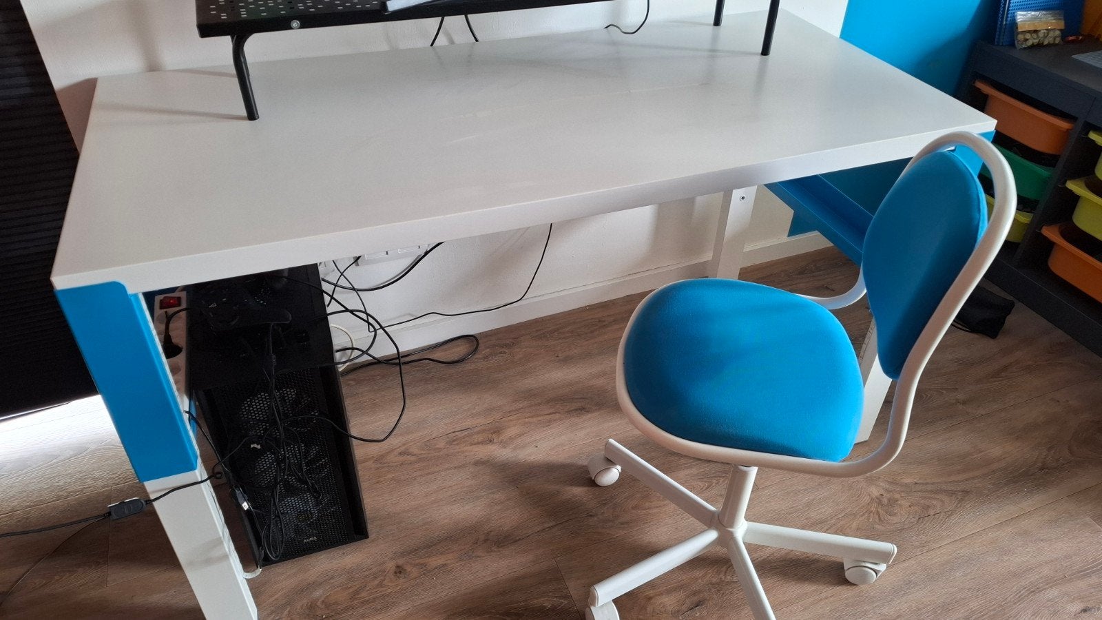 Groot Ikea bureau Pahl blauw met stoel Orfjall, Huis en Inrichting, Ophalen, In hoogte verstelbaar, Gebruikt, Computerbureau
