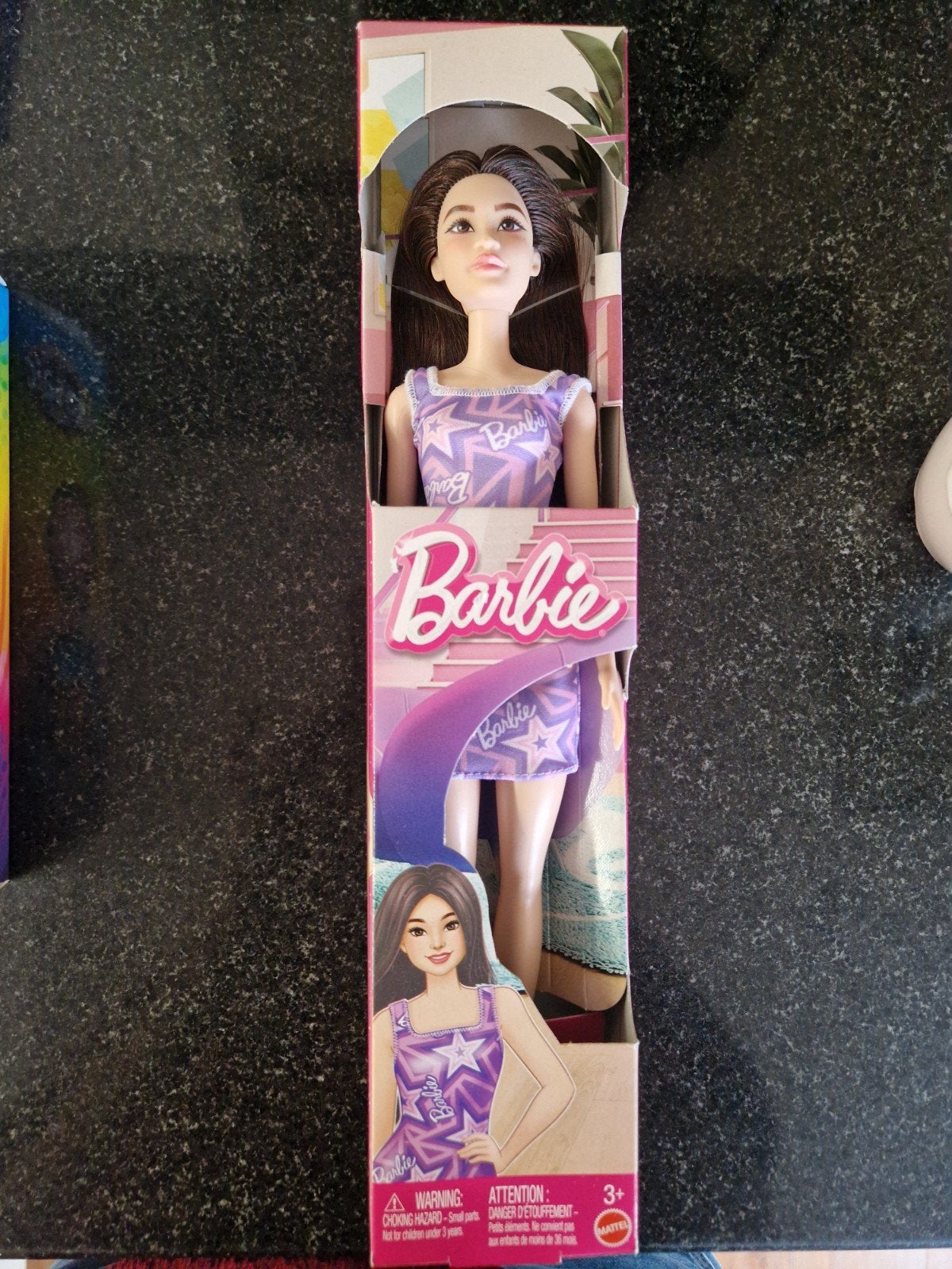 Nieuwe Barbie pop met donker haar en paarse top, Kinderen en Baby's, Speelgoed | Poppen, Ophalen of Verzenden, Nieuw, Barbie