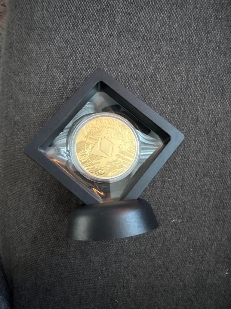 Gouden Ethereum Crypto Munt in Display, Ophalen of Verzenden, Overige landen, Losse munt