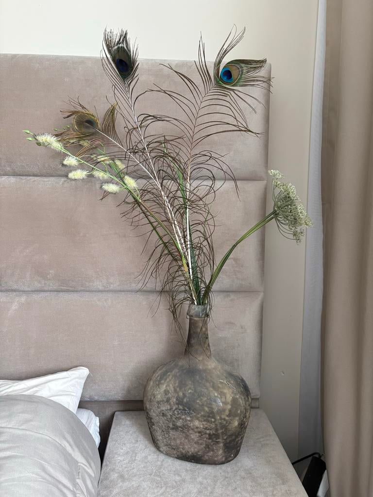 Decoratieve glazen vaas met pauwenveren, Huis en Inrichting, Ophalen, Overige kleuren, 50 tot 75 cm, Glas