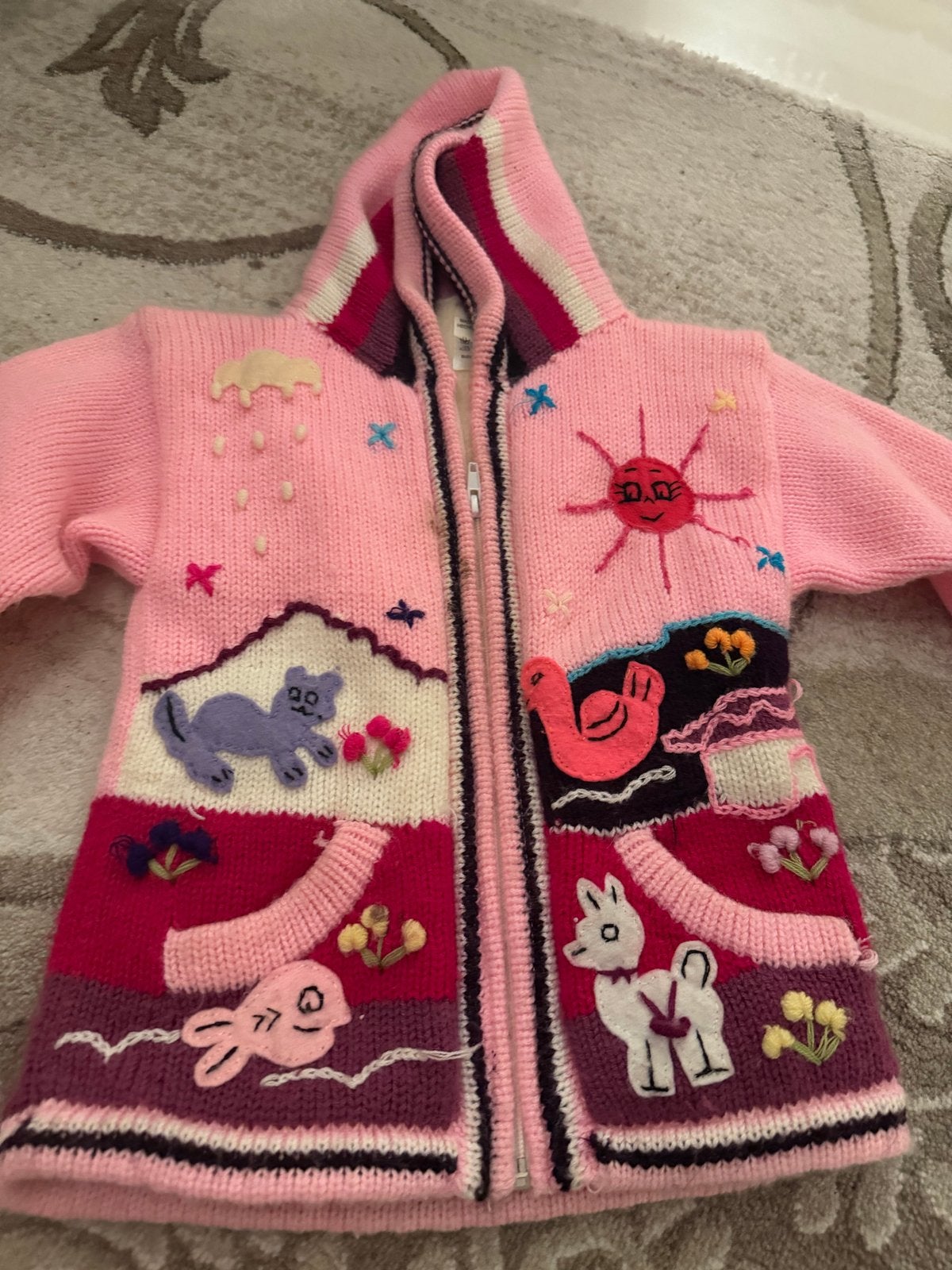 Roze gebreid kinderjasje met dieren en capuchon, Ophalen of Verzenden, Zo goed als nieuw, Meisje