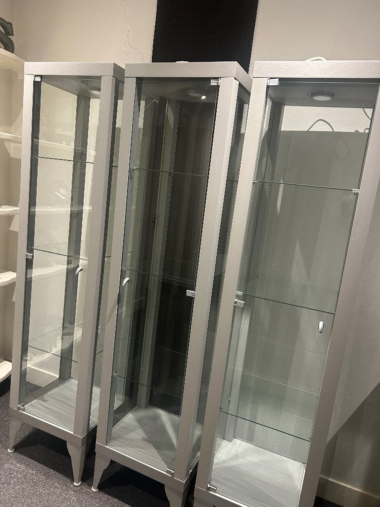2 vitrines, IKEA, Lichtgrijs, 3 glasplaten, verlichting, Ophalen, Gebruikt, 50 tot 100 cm, Modern