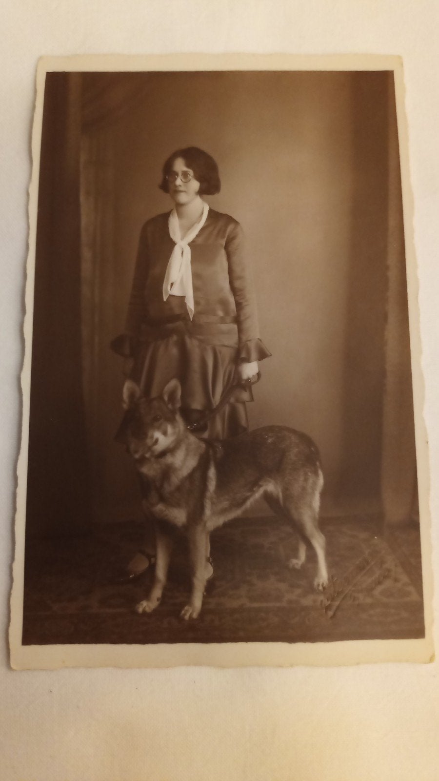 Foto vrouw met Herders hond 1930, Foto, Ophalen of Verzenden, Zo goed als nieuw, Voor 1940