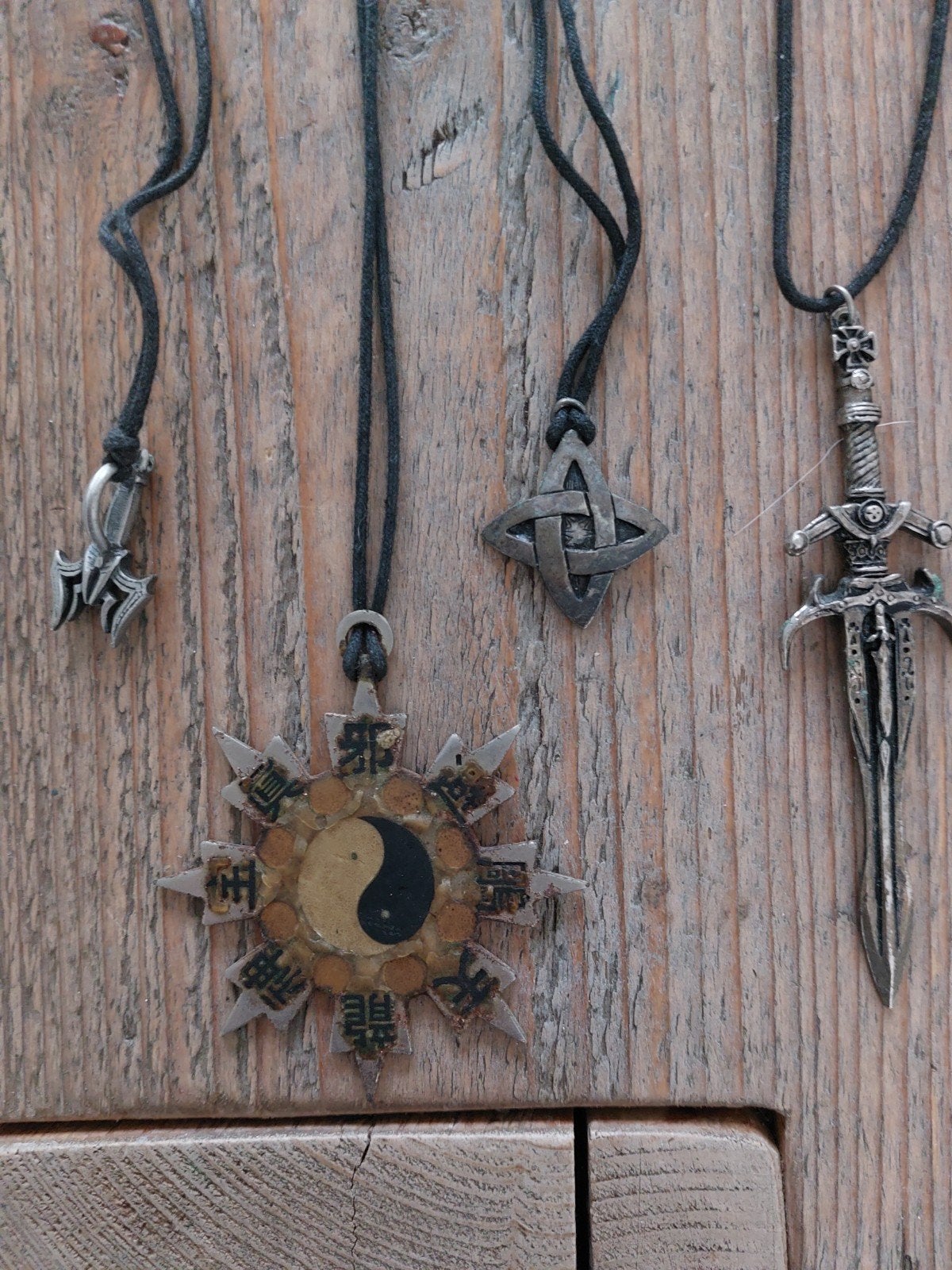4 metalen gothic kettingen hangers aan zwart koordje, Overige materialen, Gebruikt, Overige voorstellingen, Zwart