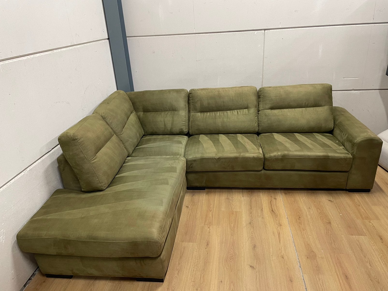 Mooie luxe suede olijf groene hoekbank - GEREINIGD!!!, Ophalen, 250 tot 300 cm, Luxe, Hoekbank