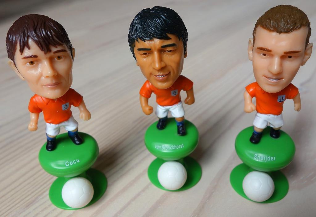voetbalpoppetjes WK 2006: Cocu, van Bronckhorst & Sneijder, Super de Boer, Verzenden