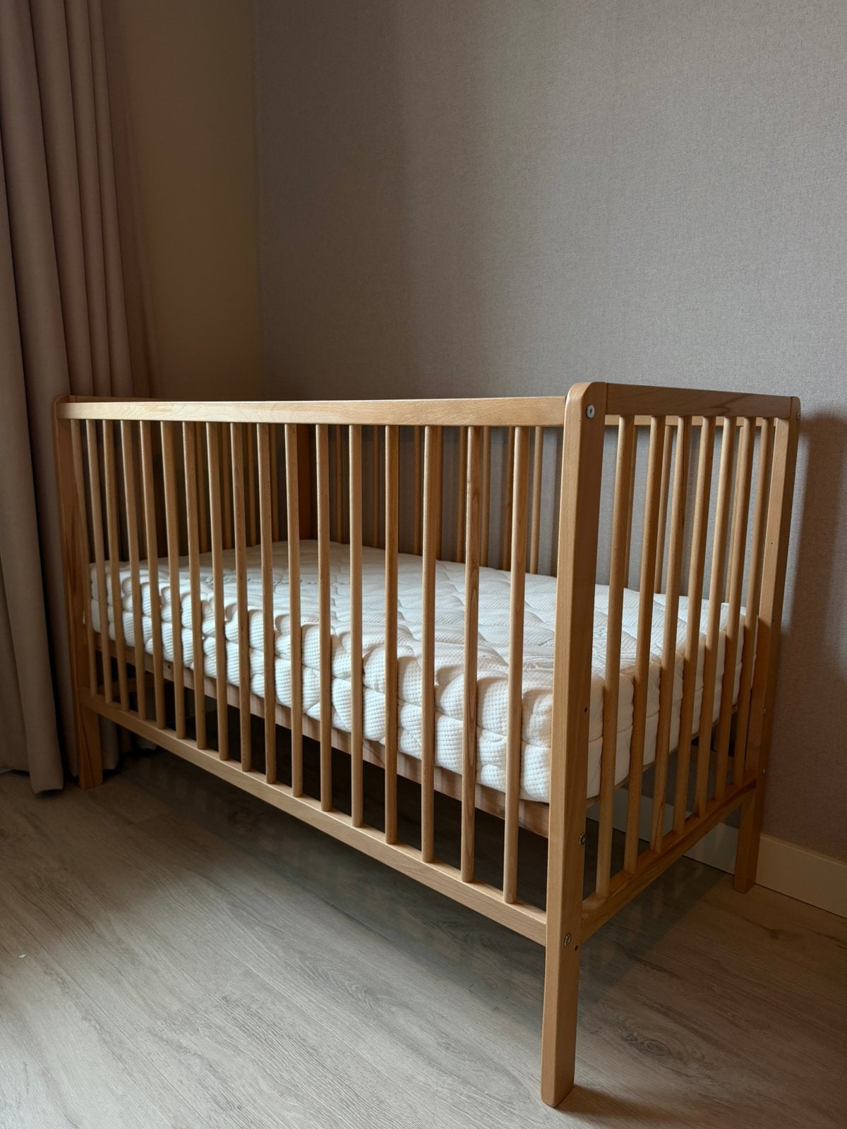 Prenatal bedje met mooi matras - 1 jaar gebruikt., Kinderen en Baby's, Babywiegjes en Ledikanten, Ophalen, Zo goed als nieuw, Ledikant