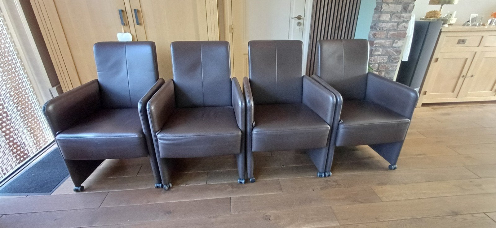 4 verstelbare leren eetkamerstoelen met wieltjes voor 125,-, Gebruikt, Bruin, Leer, Ophalen of Verzenden
