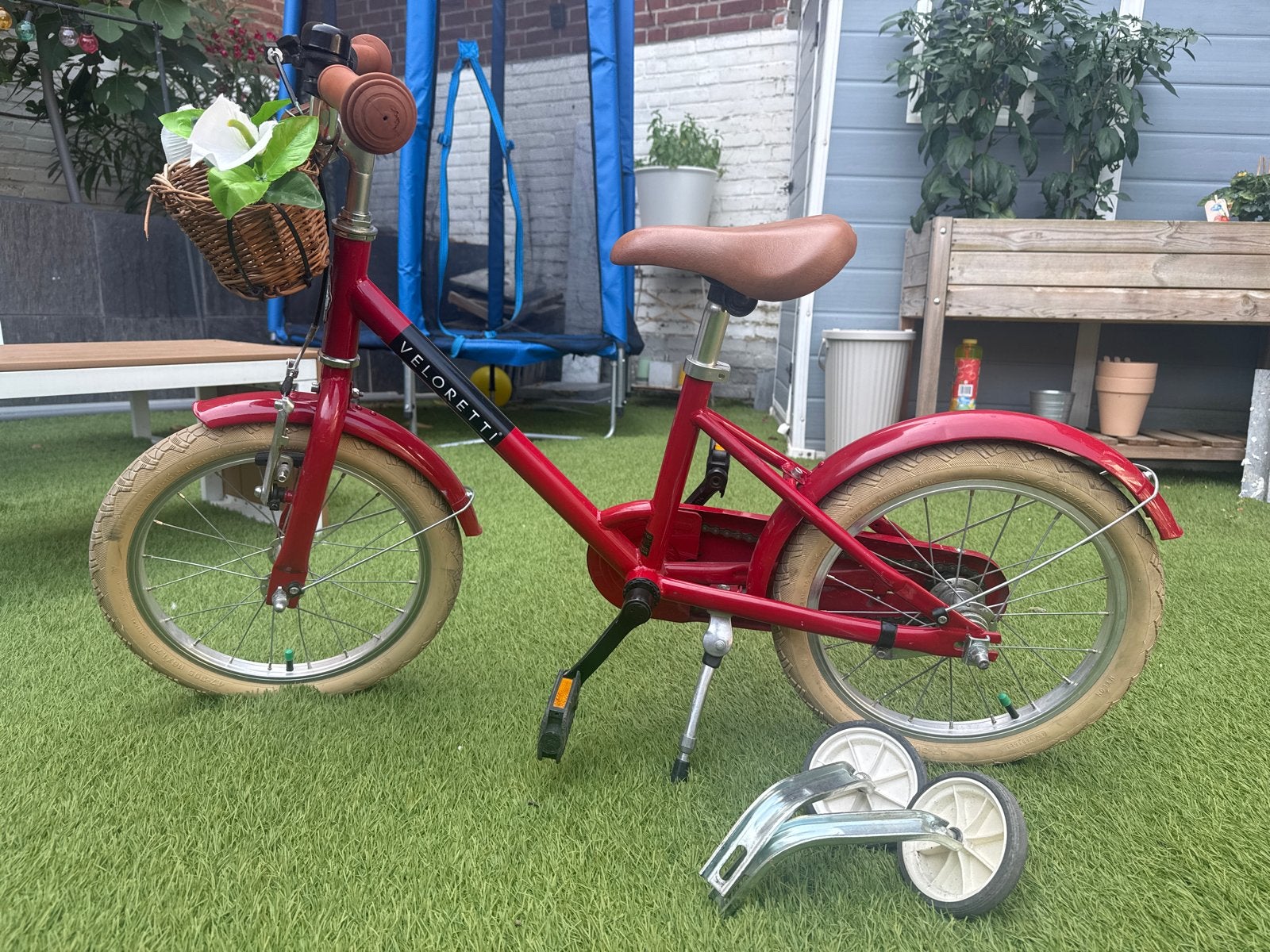 Veloretti kinderfiets rood met zijwieltjes en mandje, Fietsen en Brommers, Fietsen | Kinderfietsjes, Ophalen, Zijwieltjes, Velgrem