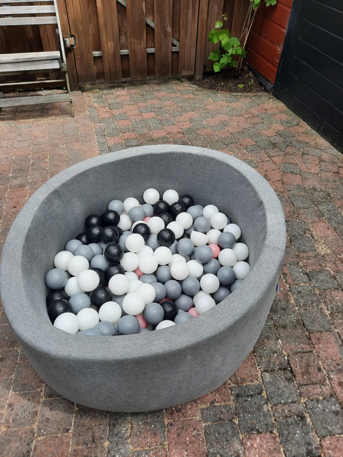 Misioo Ballenbak met ballen (zwart, wit, grijs, roze), Ophalen, Zo goed als nieuw, Jongen of Meisje