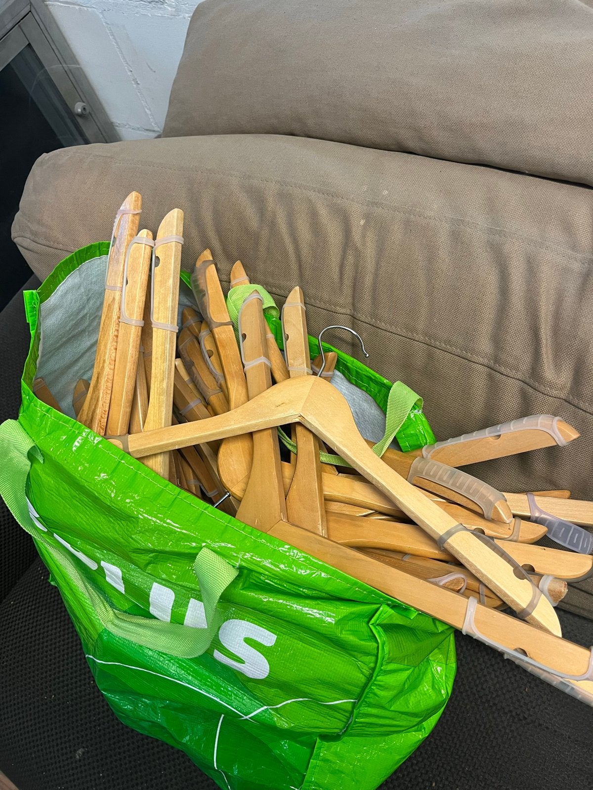 Partij houten kledinghangers ca. 350, Ophalen, Gebruikt, Hout, Volwassenen