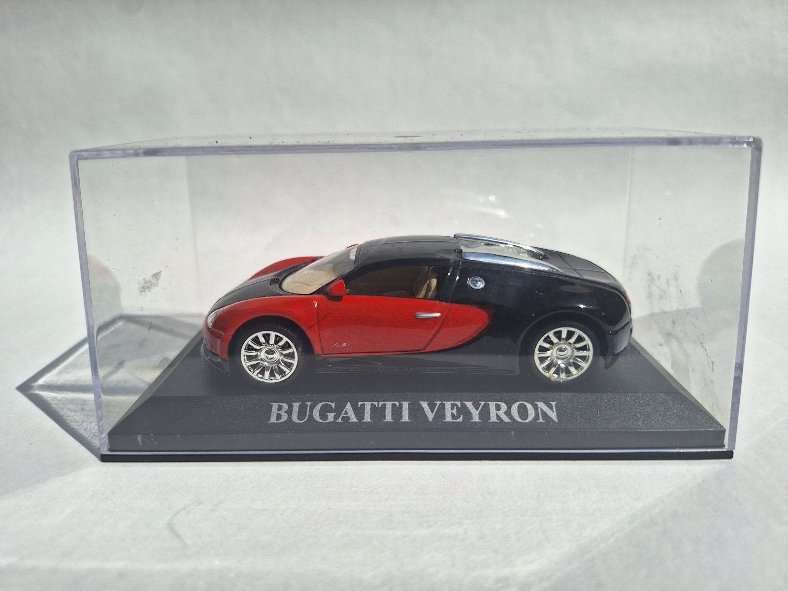 Bugatti Veyron - rood/zwart - Altaya, Ophalen of Verzenden, Zo goed als nieuw, Auto, Overige merken