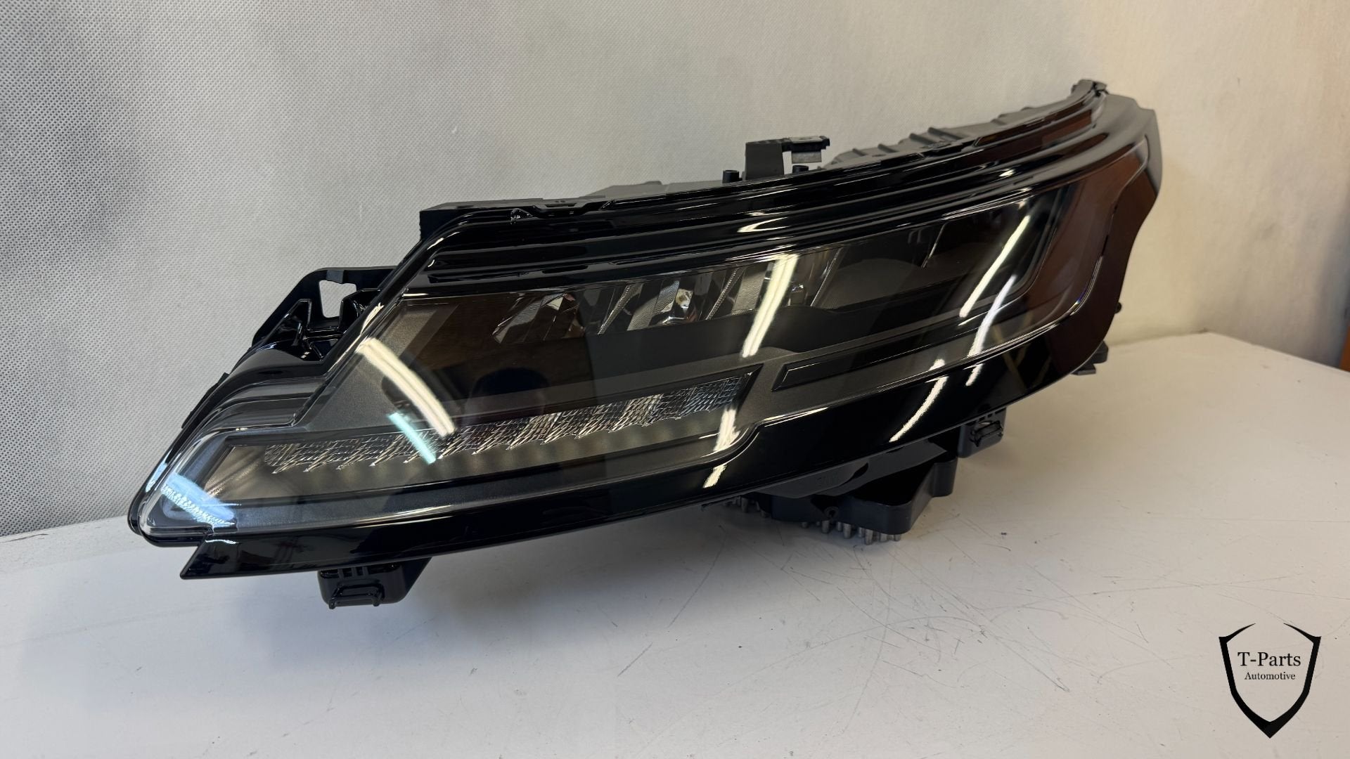 land rover RANGE ROVER EVOQUE koplamp links R8D213W030BB, Land Rover, Nieuw, Abbey Road, Whitley 1
CV3 4LF  Coventry, Jaguar Land Rover Limited