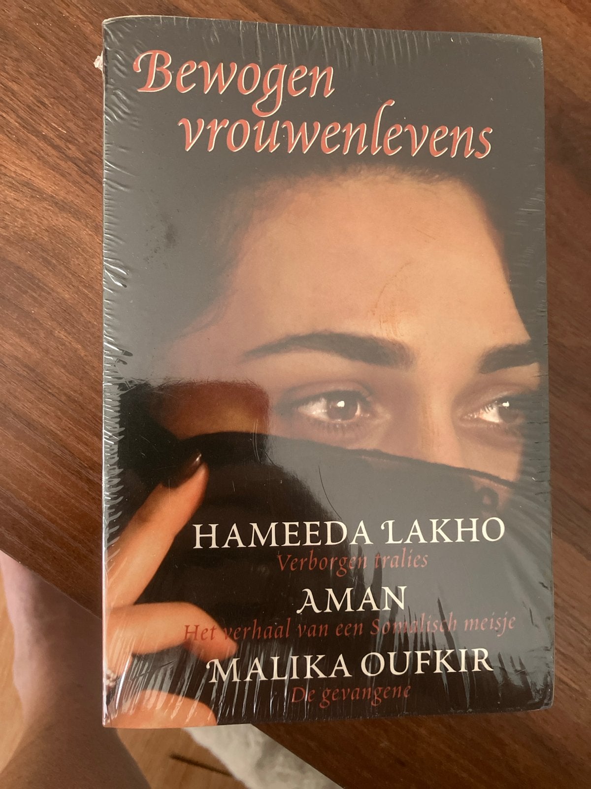 Bewogen vrouwenlevens - Hameeda Lakho, Aman, Malika Oufkir, Ophalen of Verzenden, Zo goed als nieuw, Overige