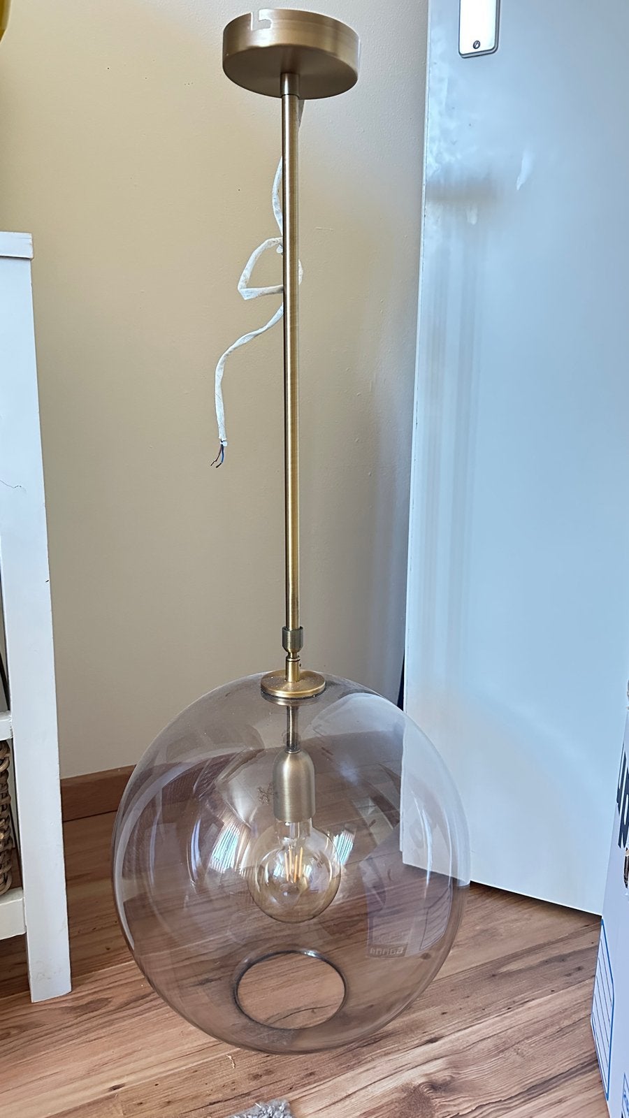 Moderne hanglamp met glazen bol - Goudkleurig, Huis en Inrichting, Lampen | Hanglampen, Ophalen, Zo goed als nieuw, Glas, E27 (groot)