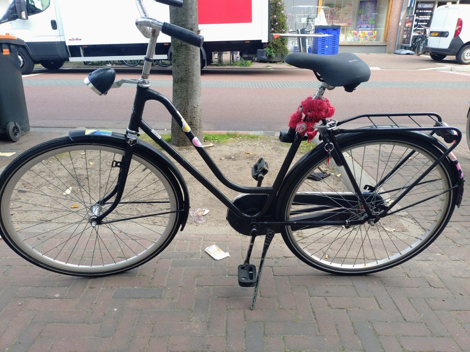 Zwarte stadsfiets