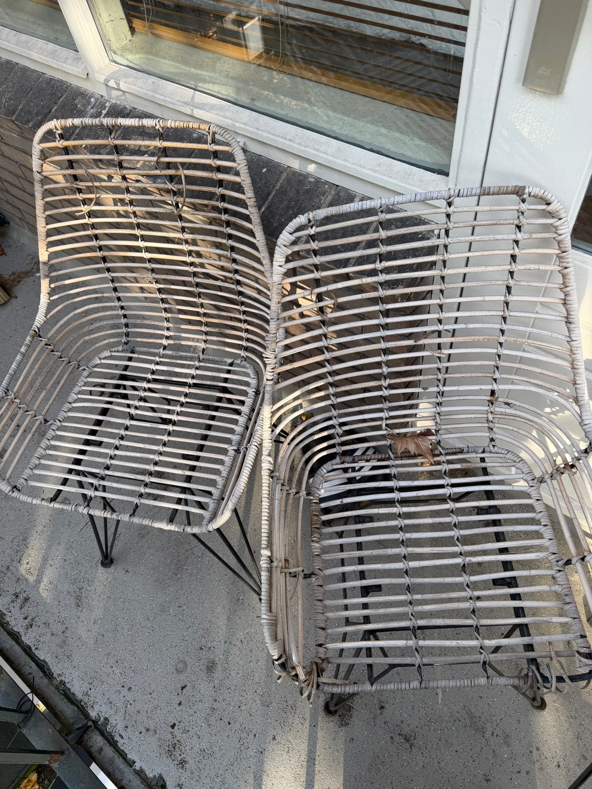 Balkonset: 2 rotan stoelen en houten tafel, Tuin en Terras, Ophalen, Gebruikt, Rotan