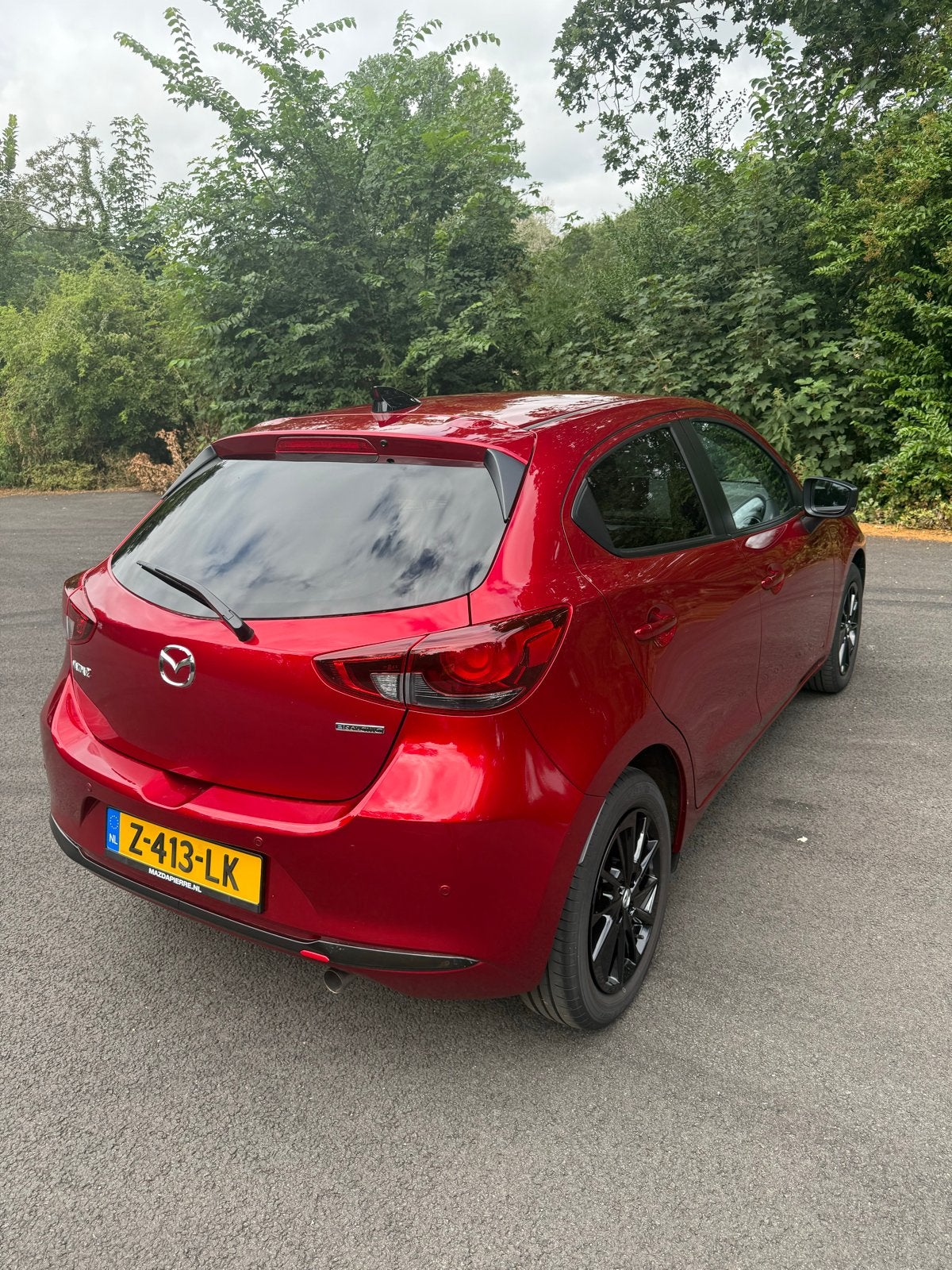 Mazda 2 1.5 Skyactiv-g 90PK 2024 Rood, Auto's, Mazda, Stof, 40 €/maand, Zwart, 4 cilinders