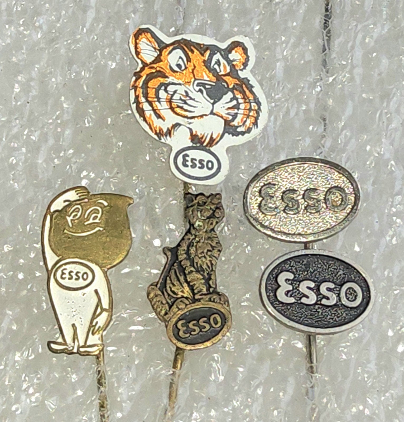 5 Vintage Esso Speldjes - Tijger, Happy Man, Logo's, Ophalen of Verzenden, Gebruikt, Merk, Speldje of Pin