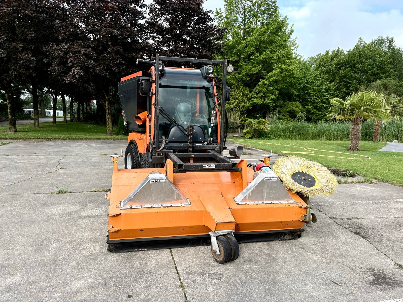Holder C250 (2011) met BEMA 2050 veegborstel en afzuiging, Ophalen