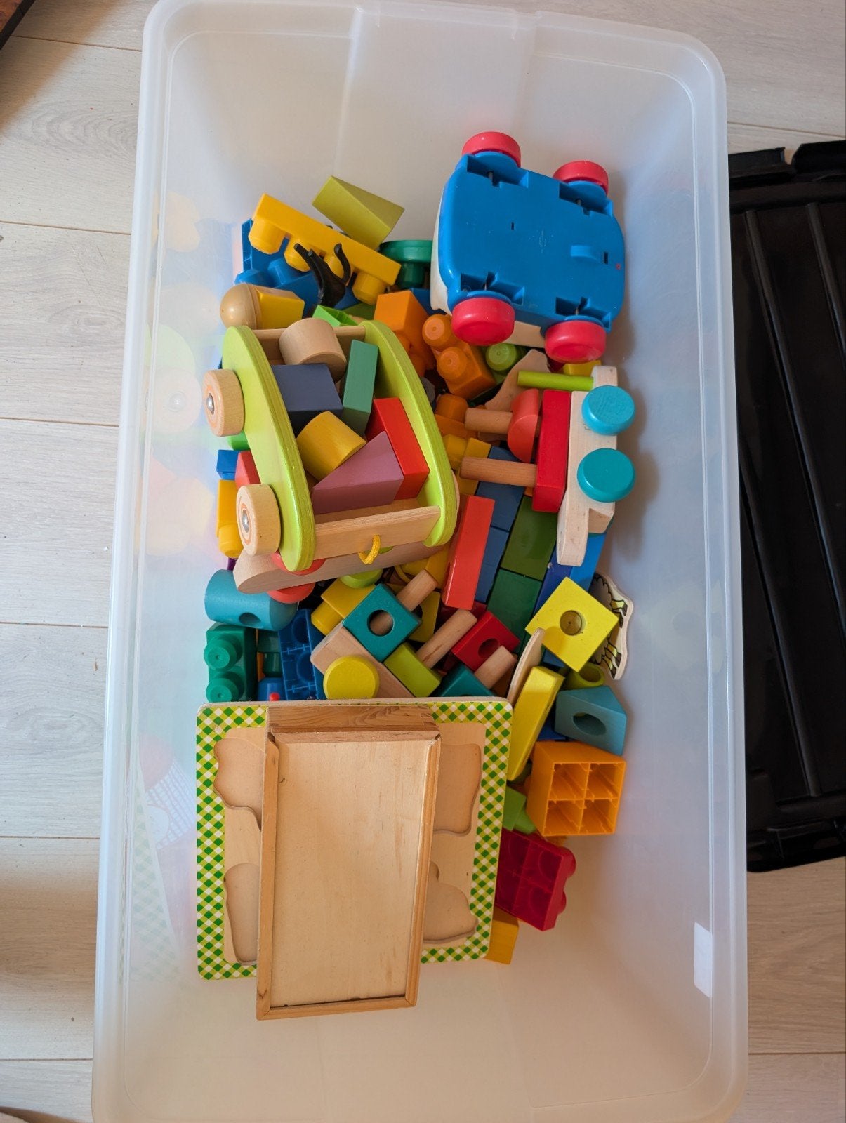 Grote bak met divers houten en plastic speelgoed, Ophalen, Gebruikt, Overige typen, Met wieltjes