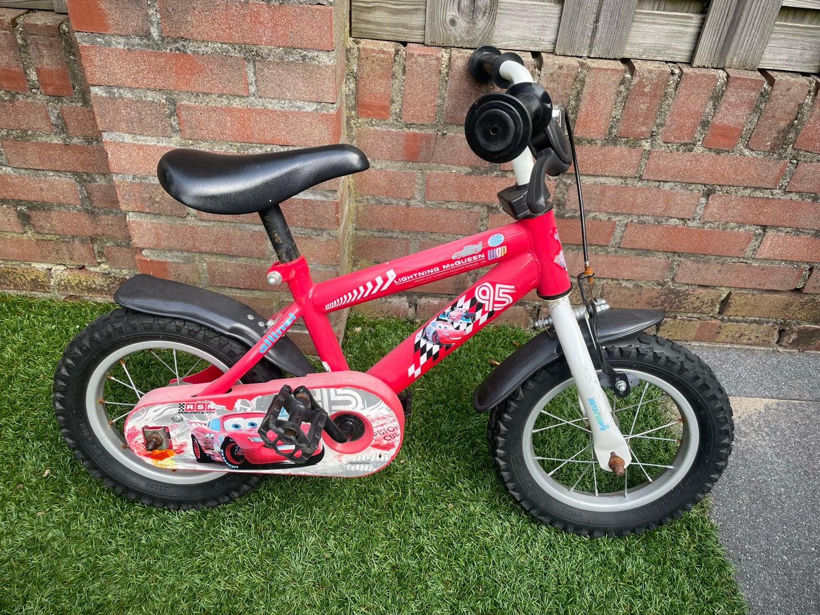 Gebruikte kinderfiets - Cars Lightning McQueen, Ophalen, Gebruikt, Velgrem, Minder dan 16 inch