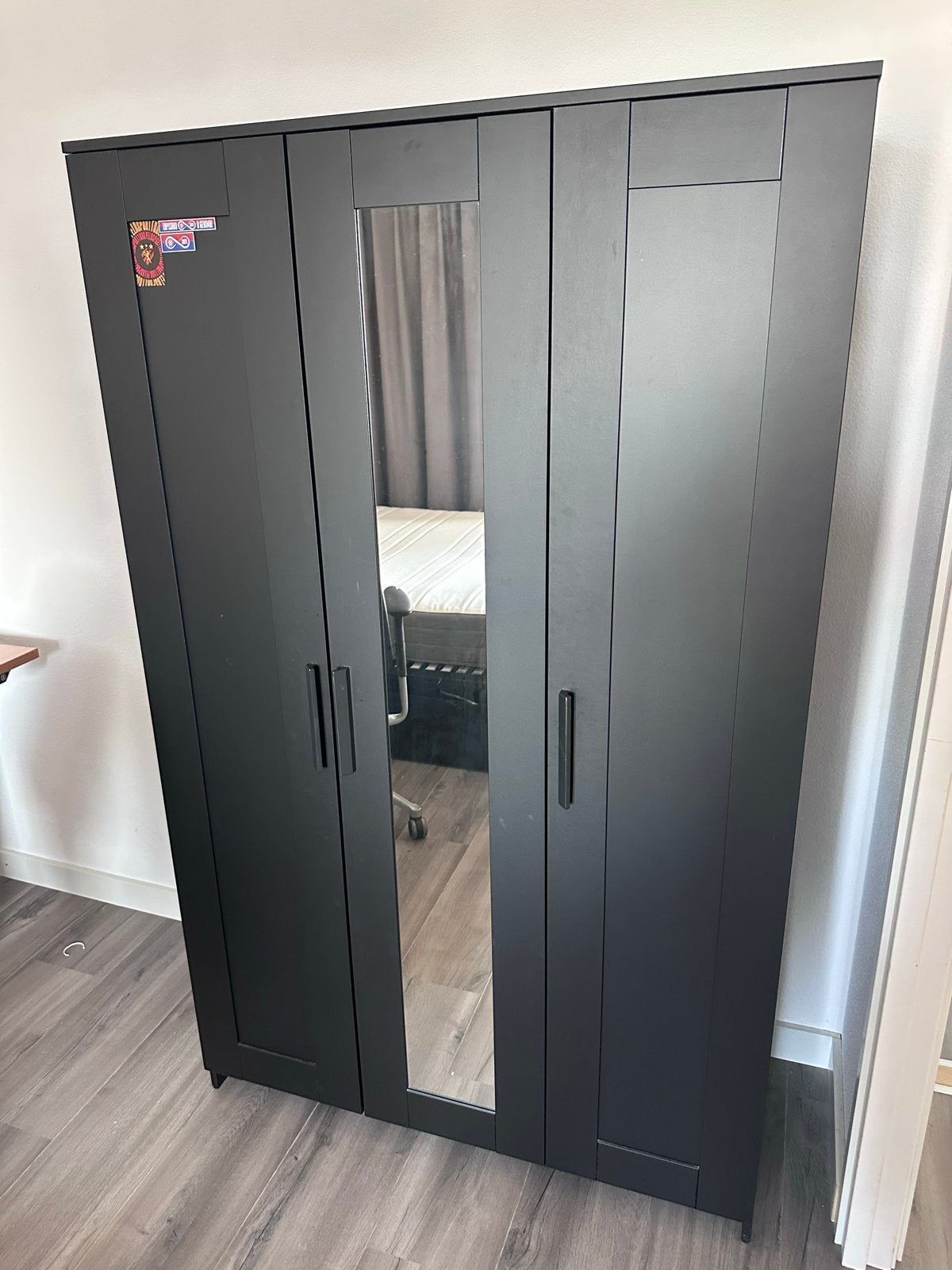 Zwarte kledingkast met spiegel en planken. (+Meer interieur), Ophalen, Met deur(en), 100 tot 150 cm, 200 cm of meer