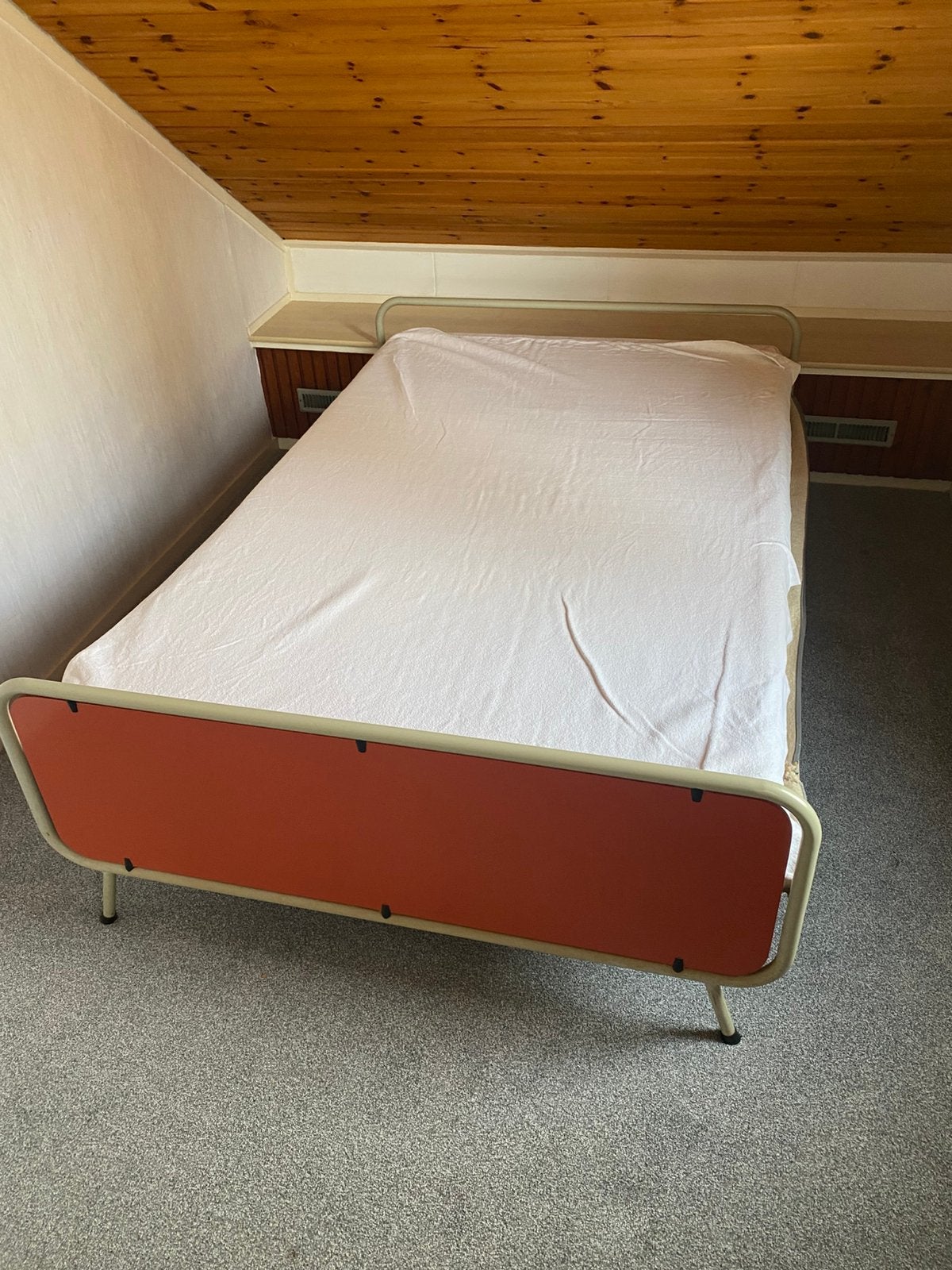 Retro klein tweepersoonsbed met metalen frame: 130x190, Ophalen, Gebruikt, 90 cm, 200 cm
