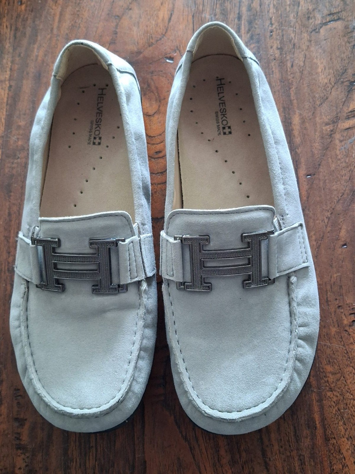 goede suede moccasins( helvesko) mt 40 zie beschrijving, Kleding | Dames, Ophalen of Verzenden, Zo goed als nieuw, Grijs