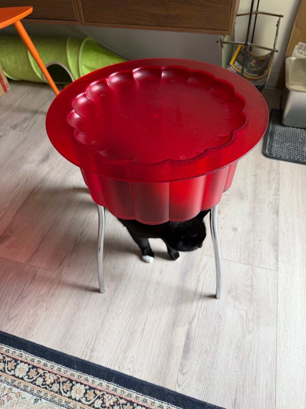 Vintage IKEA HATTEN bijzettafel - Rood, Huis en Inrichting, Gebruikt, Rond, Ophalen, 45 tot 60 cm