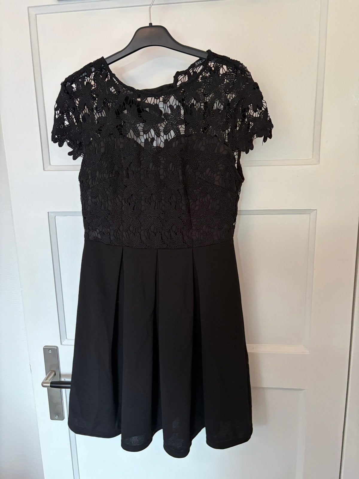 Zwart kanten jurkje met open rug, Kleding | Dames, Jurken, Ophalen, Zwart, Zo goed als nieuw, Maat 34 (XS) of kleiner
