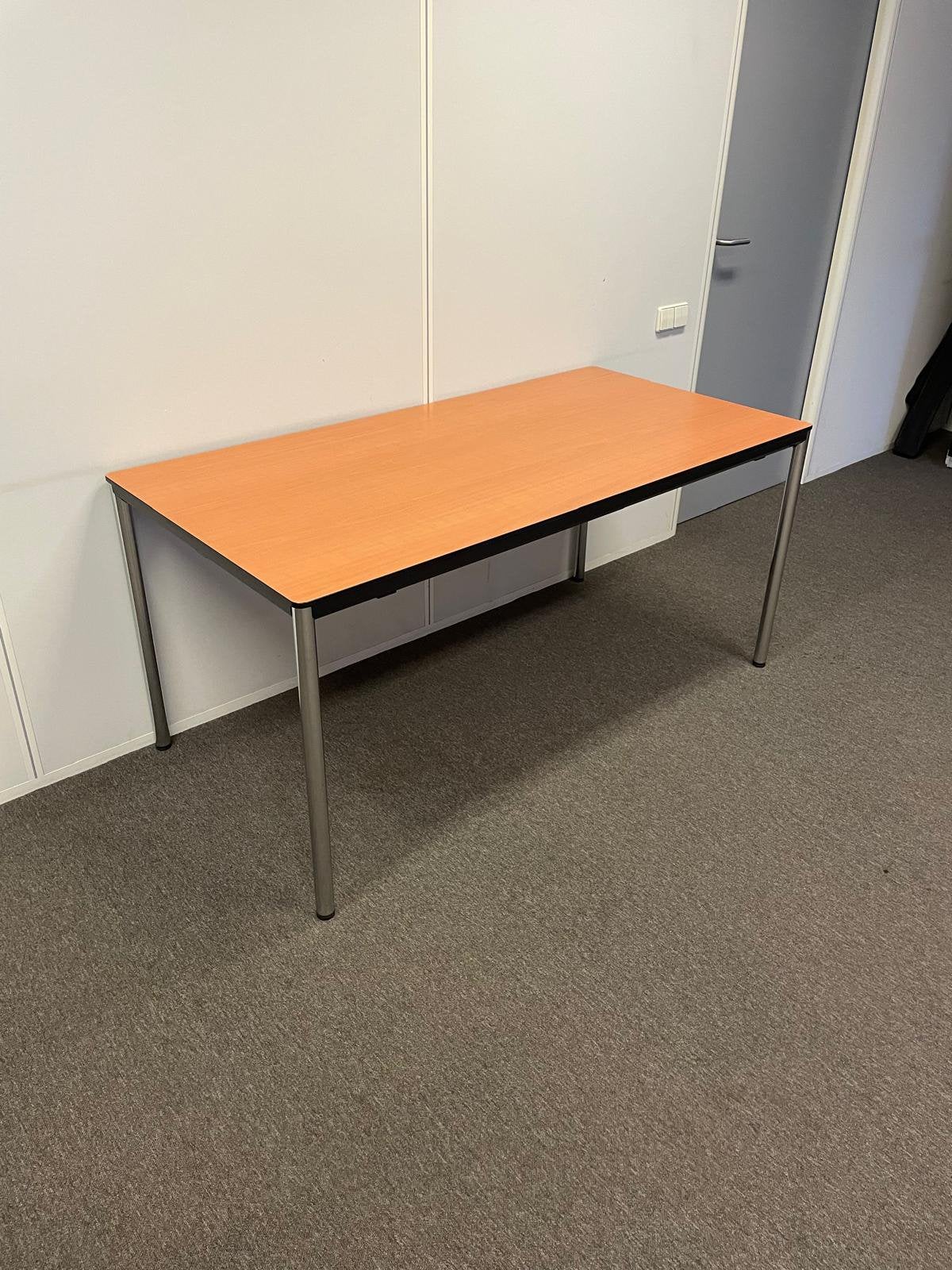 Kantoortafel, Ophalen, Zo goed als nieuw