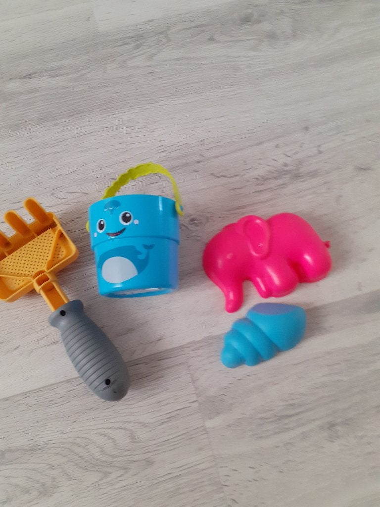 Speelgoed voor op strand. En Petje en T-shirt.€1,50, Kinderen en Baby's, Ophalen, Zo goed als nieuw
