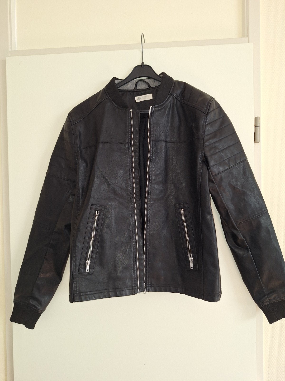 H&M Zwart Imitatie Leren Bomberjack Maat 170 (S), Kleding | Heren, Zwart, Ophalen of Verzenden, Zo goed als nieuw, H&M