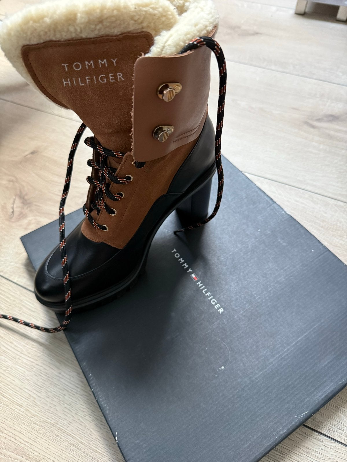 Nieuwe Tommy Hilfiger laarsjes maat 40 met teddy voering, Ophalen of Verzenden, Nieuw, Zwart, Hoge laarzen