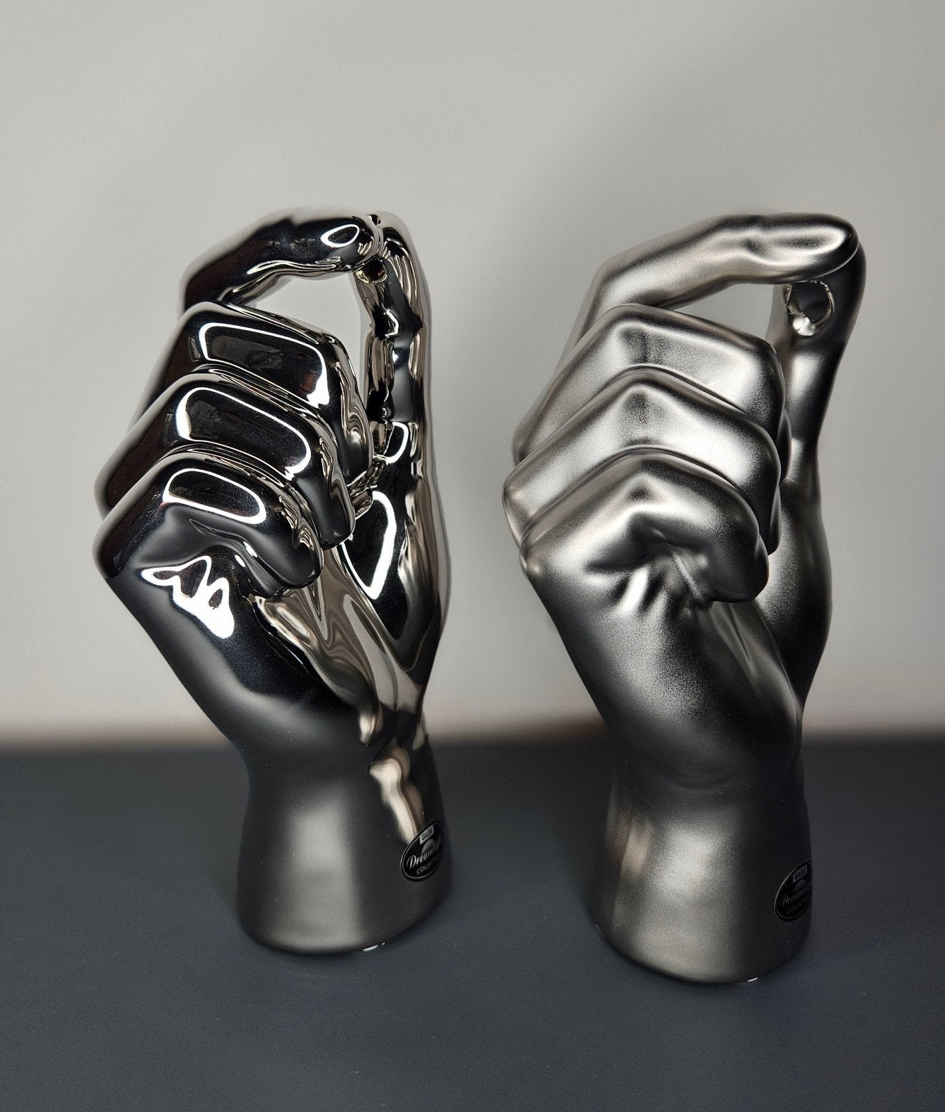 Vaas 'hand' Zilver en mat zilver. 2stuks H.20cm, Gilde Handwerk, Export@Gildehandwerk.com, Nieuw, Ophalen of Verzenden