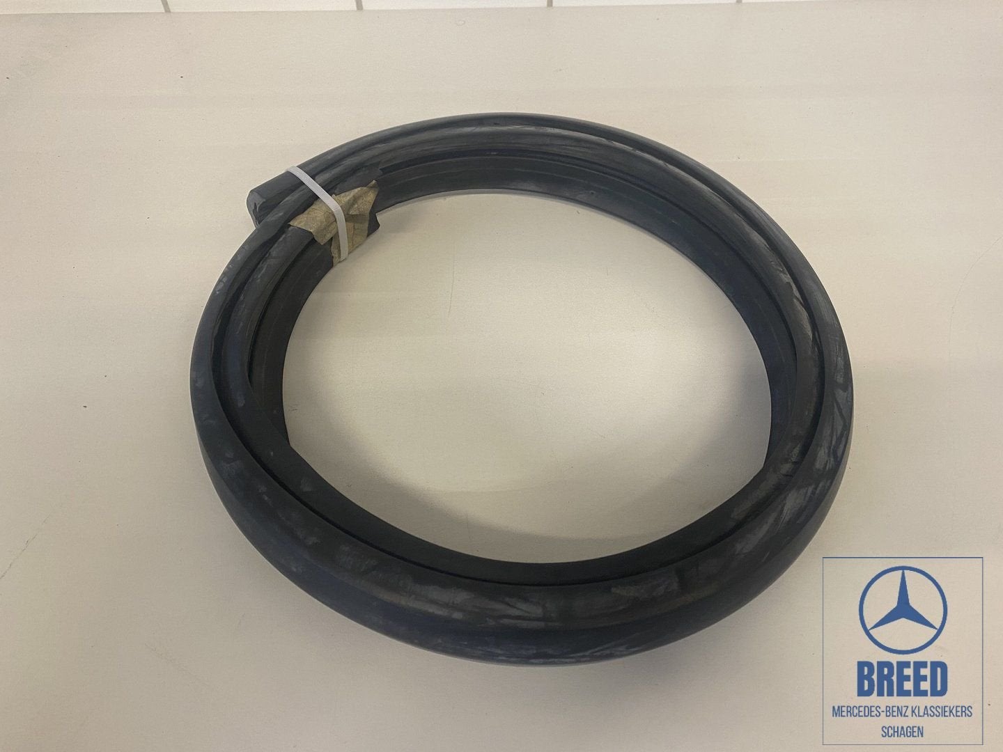 NOS rubberlijst achterbumper voor Mercedes-Benz W123 S123, Auto-onderdelen, -, Nieuw, Ophalen of Verzenden, Achter