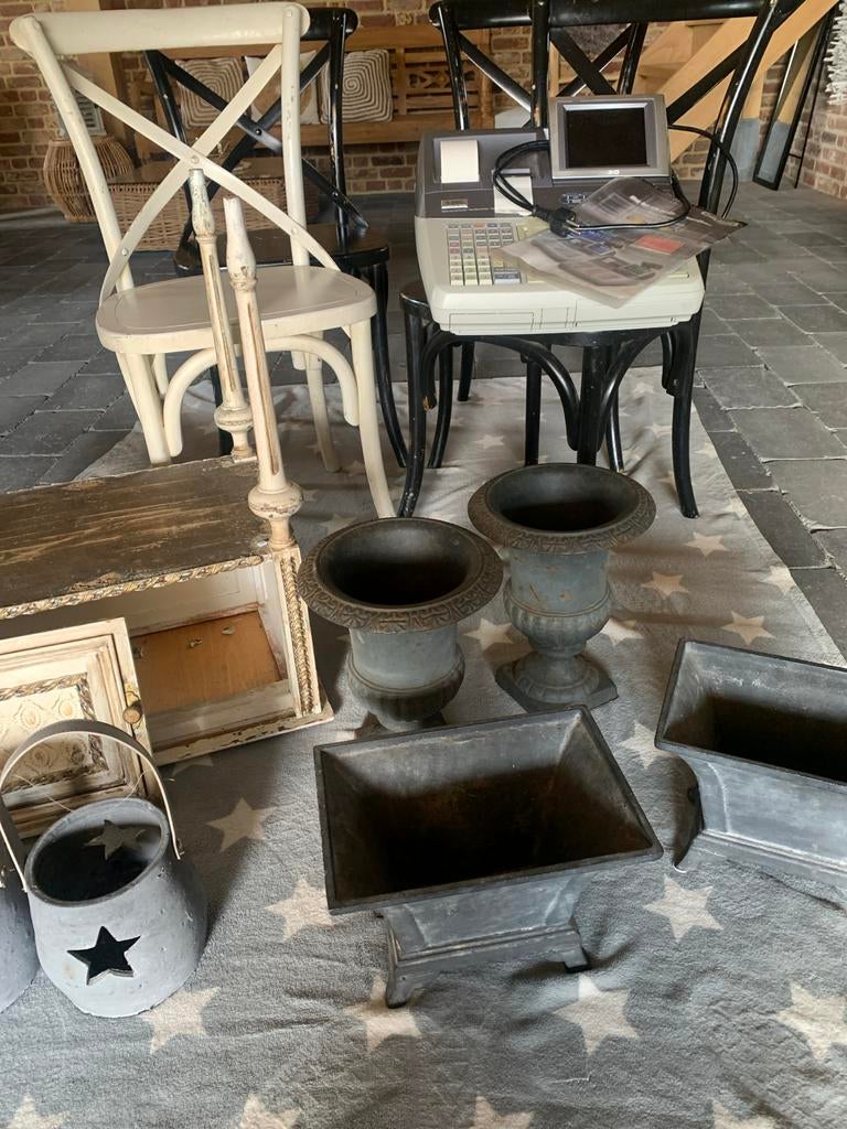 Diverse decoratie en meubels: stoelen, potten, kassa, Ophalen