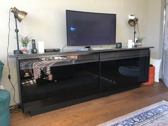 TV-Meubel met veel bergruimte. Zwart GlazenDeuren en Dekblad, Ophalen, Glas, Zo goed als nieuw, 200 cm of meer