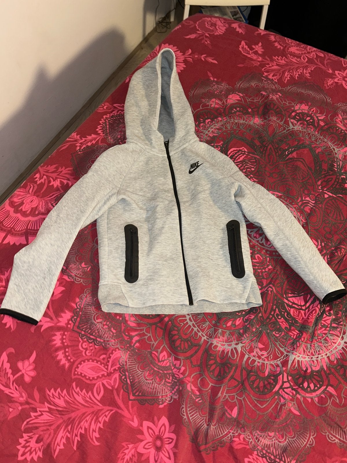 Nike Tech Fleece grijs Maat M (137-147 cm), Ophalen of Verzenden, Zo goed als nieuw, Jongen of Meisje, Trui of Vest