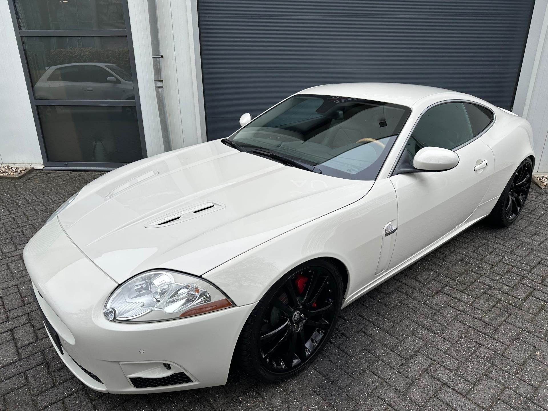 Jaguar XKR 4.2 V8 Coupé 416 Pk Supercharged Youngtimer Navi, Auto's, Jaguar, Dealer onderhouden, Gebruikt, Wit, Bedrijf