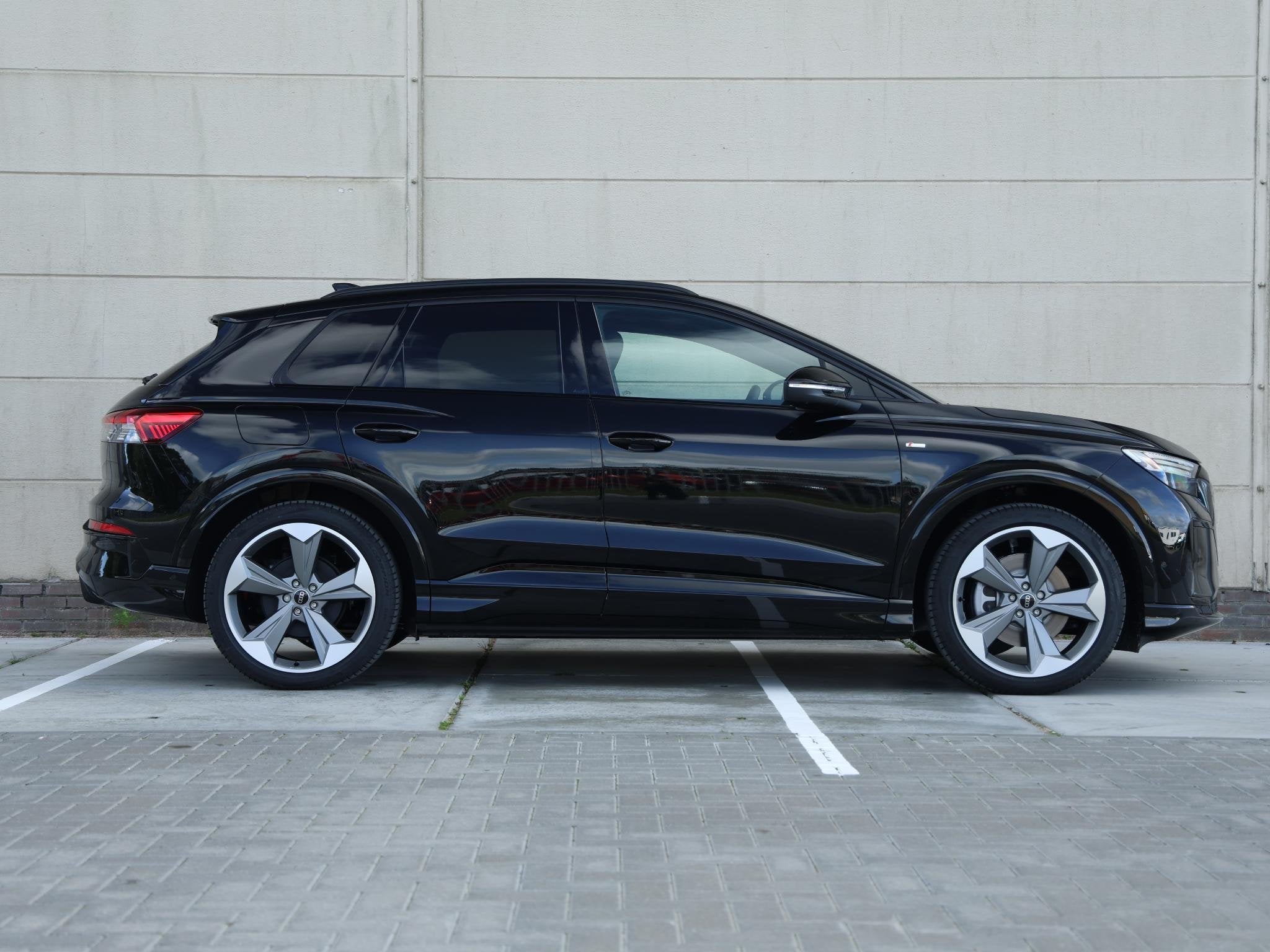 Audi Q4 e-tron S edition 82 kWh 286 PK SUV | Tech plus pakke, Auto's, Automaat, Achterwielaandrijving, 510 min, Zwart