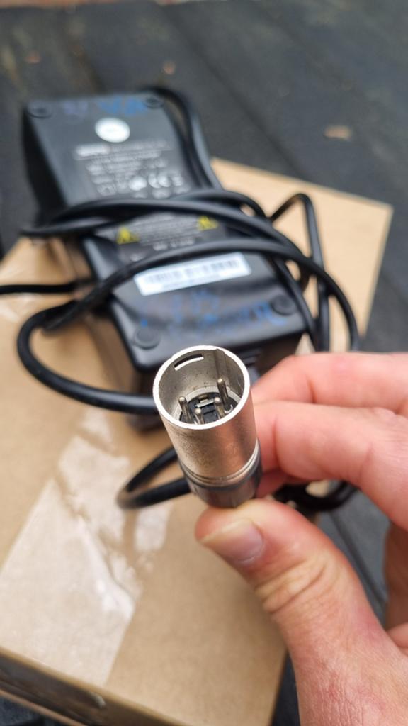 Qwic oplader elektrische fiets - 36 volt - 4 polig / 4-pins, Ophalen of Verzenden