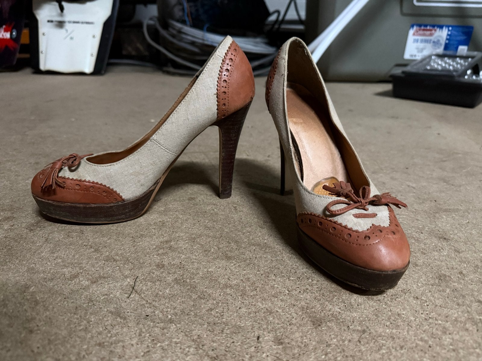 Stijlvolle bruine en beige pumps met hak, Pumps, Bruin, Ophalen of Verzenden, Gedragen