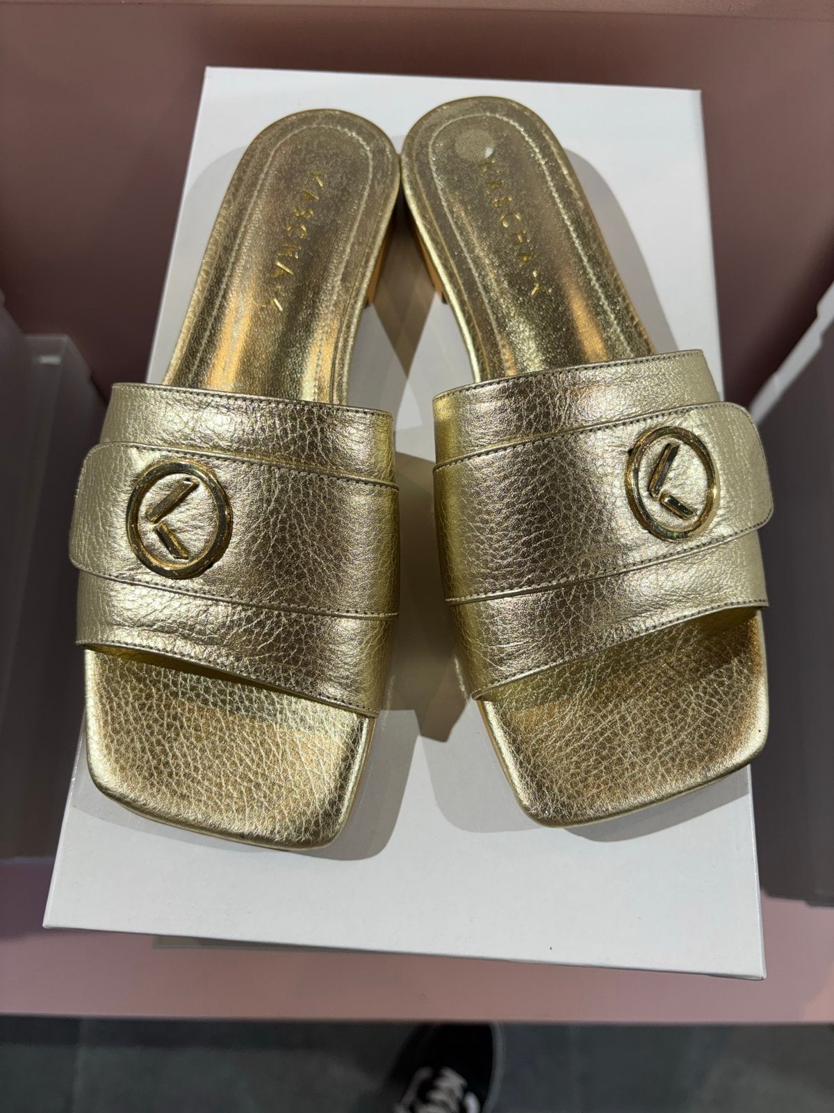 Nieuwe Kascha-C Slippers - Gouden Slippers, Ophalen of Verzenden, Nieuw, Geel, Slippers