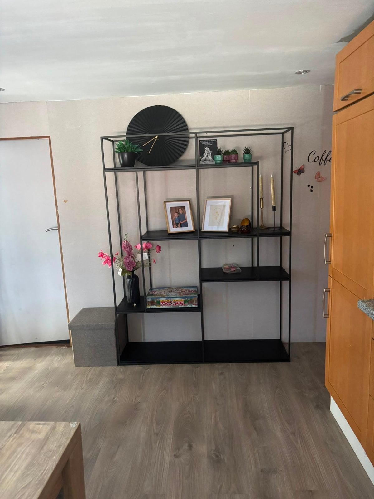 Stijlvolle Zwarte Metalen Open Kast met Planken, Ophalen, Met plank(en), 100 tot 150 cm, 200 cm of meer