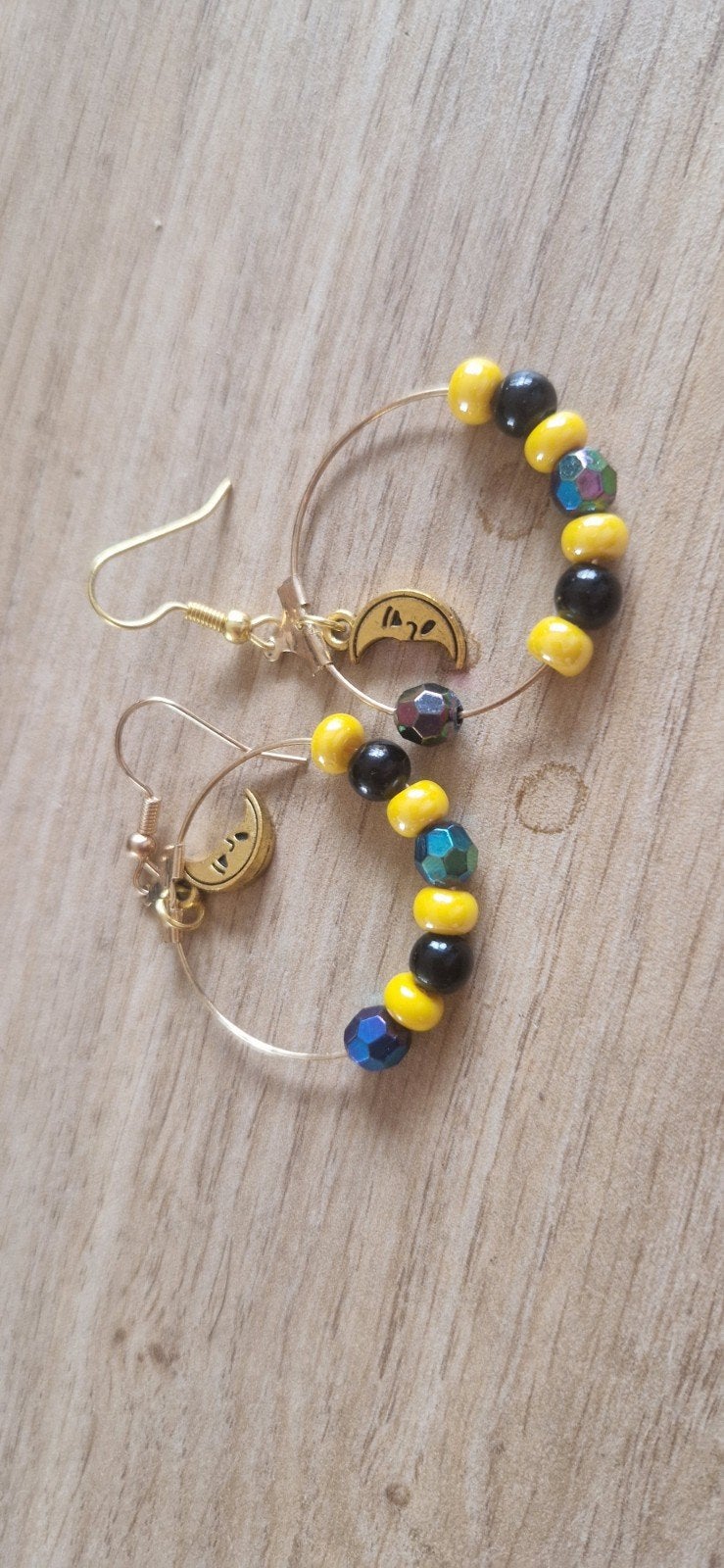 Goudkleurige oorbellen met gele, zwarte en blauwe kralen, Overige materialen, Hangers, Nieuw, Ophalen of Verzenden